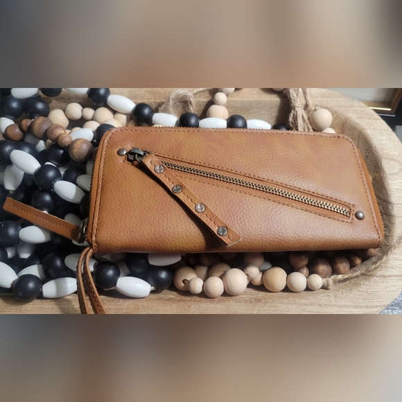 FREE PEOPLE Distressed Vegan Wallet Wristlet Brown NWOT - Picture 2 of 9